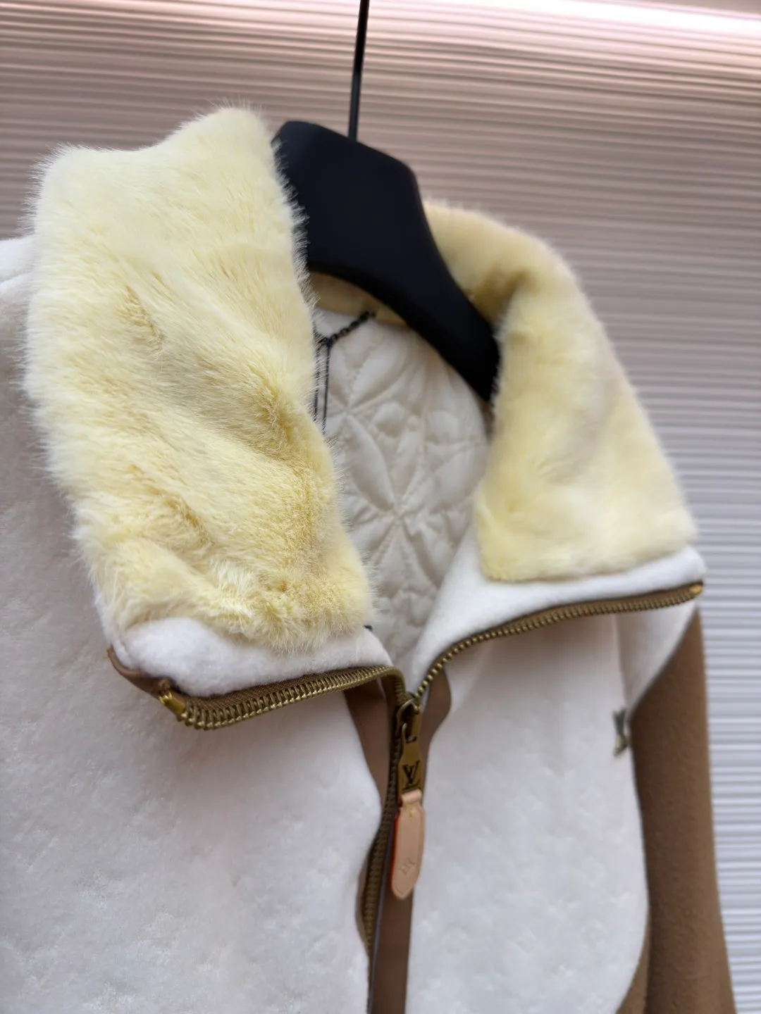 LOUIS VUITTON Shearling collar patchwork jacket ●Original version: 30006 purchase and development ●Item number: 1681987-C25 ●Fabric: wool fabric ●Technology: Positioning cutting machine ●Color: yellow and white ●Version: Fitted version ●Weight: about 1630 grams ●Size: S-M-L-XL ●Description: This sheepskin jacket injects a touch of chic après-ski casual style into your winter look. Featuring a striking 'V' yoke at the front and back, it's made from a blend of sheep's wool and tussah silk and embellished with a Monogram jacquard pattern. The soft shearling collar pulls up to wrap around the neck, while the quilted Monogram pattern on the interior further enhances warmth and comfort. The finishing touch is the LV trim on the chest and refined leather trim on the zippers and pockets. 90% sheep wool, 10% cashmere; Fabric 2: 86% sheep wool, 14% tussah silk; Lining 1: 100% polyester; Lining 2: 100% cotton; Filling: 100% polyester shearling; Cow leather; Except for trim; Contrast yoke with all-over logo jacquard Striped ribbed waist and cuffs The left chest is decorated with metal logo accessories. The quilted logo lining zipper opening and closing has a straight and delicate overall line. The fabric is comfortable and soft, and the color is consistent without color difference. It can be matched with the same style to create a fashionable look and control various occasions. Customized accessories, complete with three labels, same style for men and women!